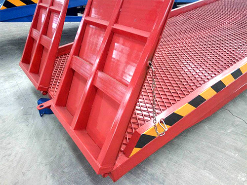 移動(dòng)式液壓登車橋